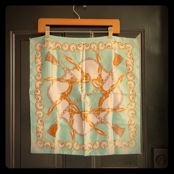 YL Scarf - Picture 1 of 3